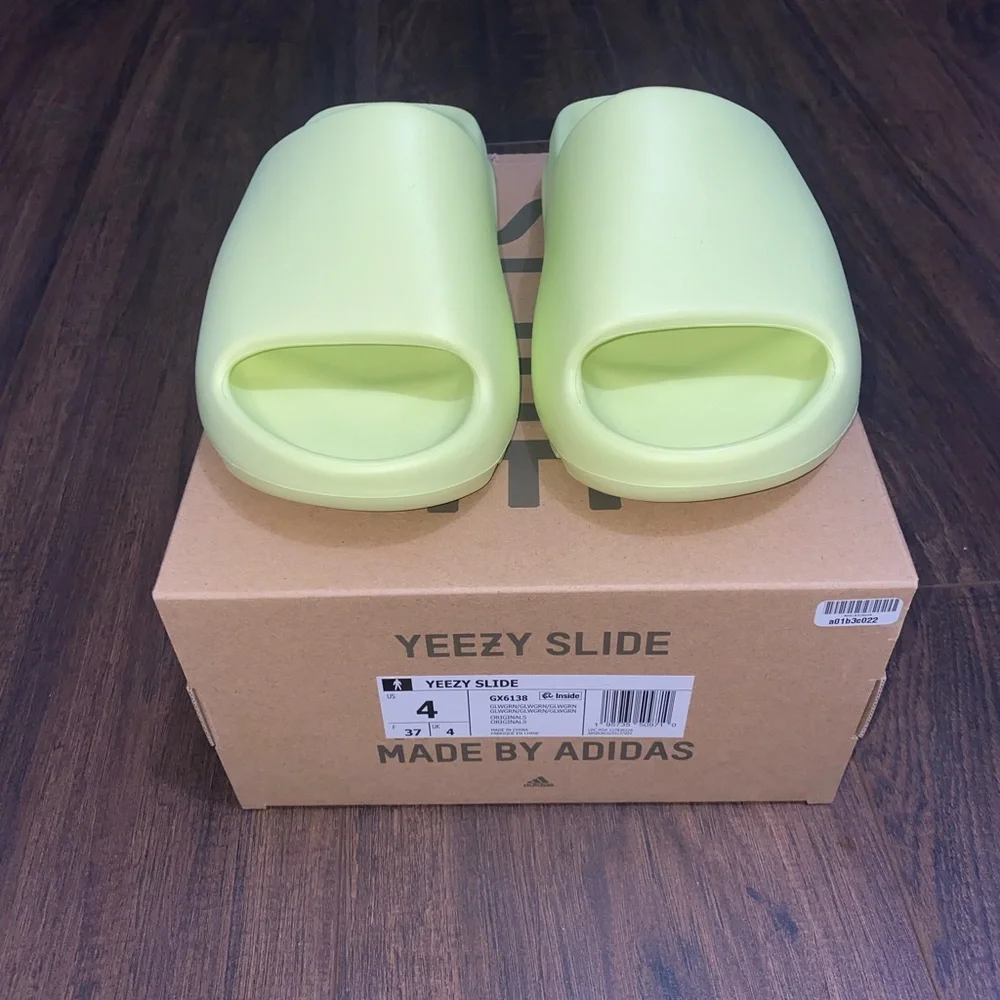 Yeezy Slides - Picture 1 of 5